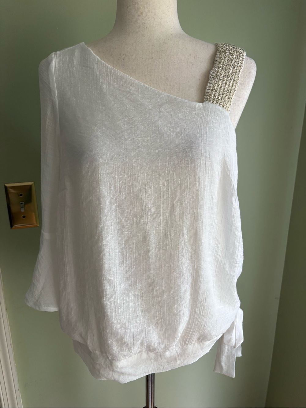 NWT Thalia Sodi peasant style blouse with gold strap/ bottom tie. White size S